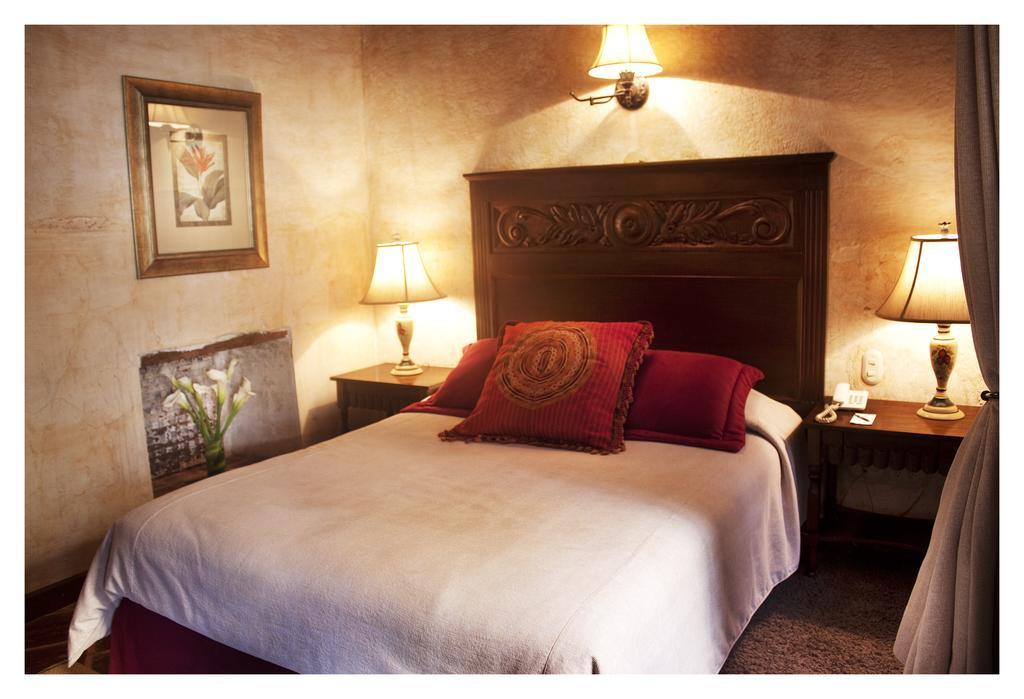 Meson De Maria Hotel Antigua Room photo